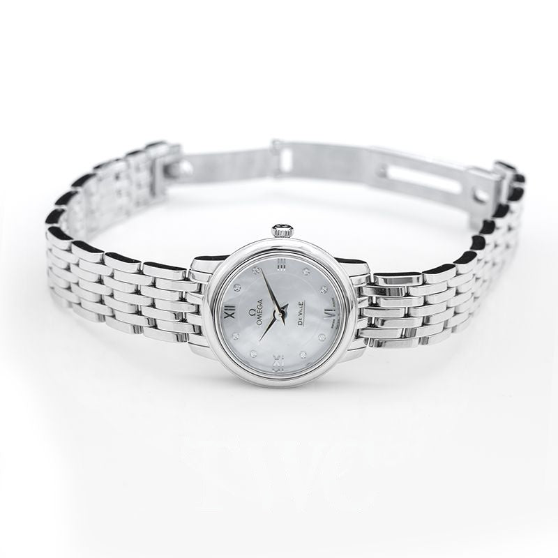 auto draft Montre de luxe Omega De Ville pour femme avec cadran en nacre blanche, index diamants et bracelet en acier.